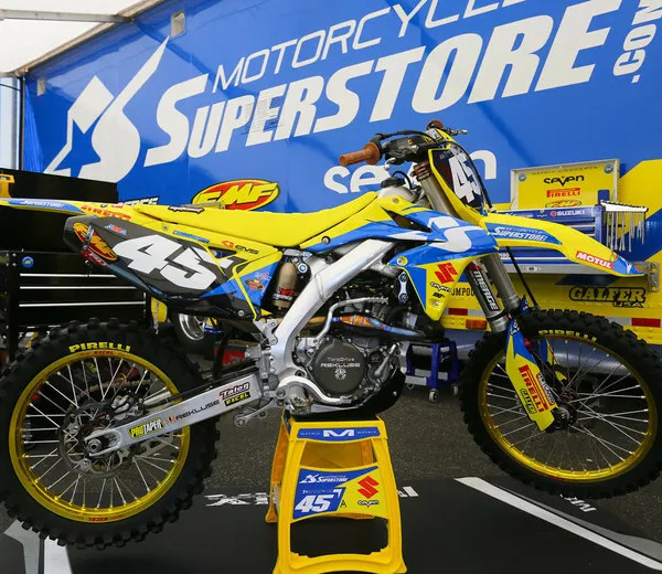 Importance of Graphic in Bike Customization, Suzuki graphic